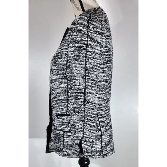 Oscar de la Renta Black and White Bouclé-Tweed Jacket, Size 2 - Picture 6 of 8